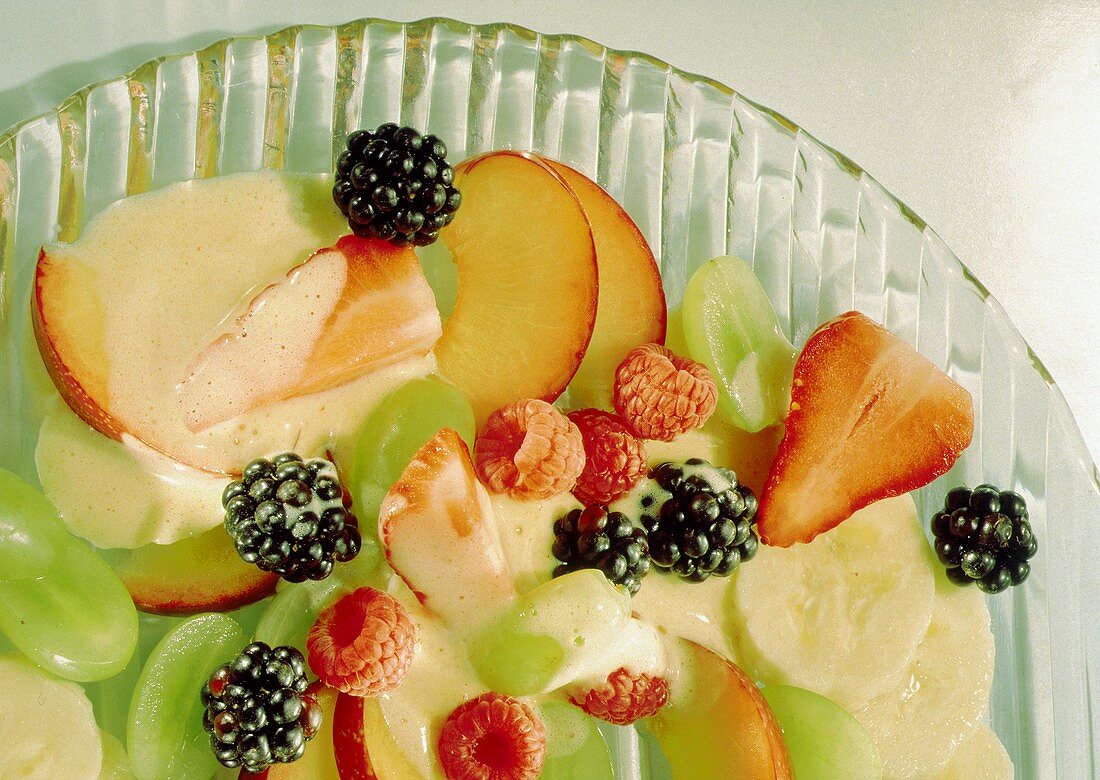 Fruchtsalat mit Joghurt-Zimt-Sabayon