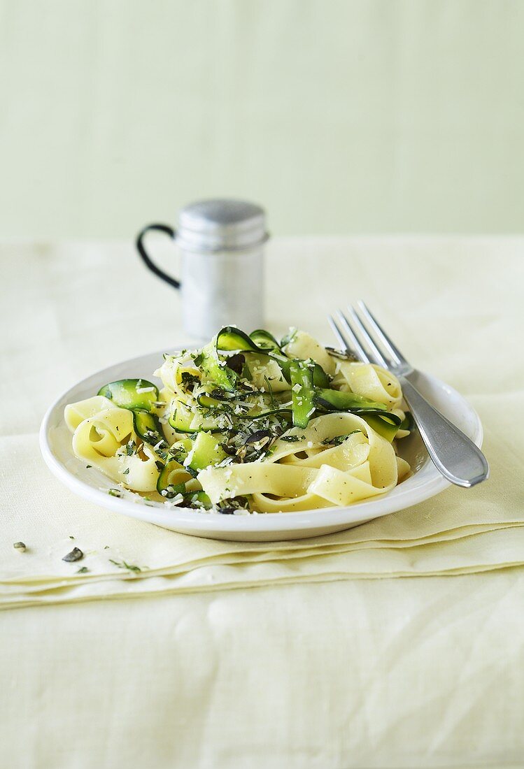 Pasta with courgettes and lime
