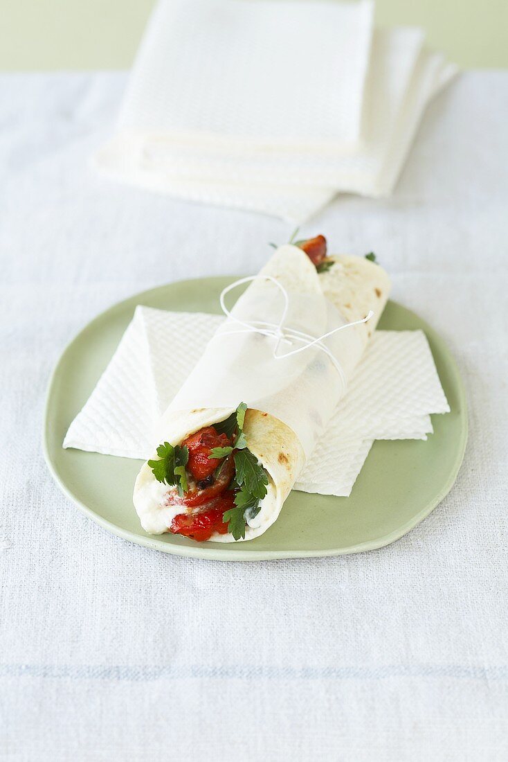 Paprika-Wraps mit Rosmarin-Feta-Creme