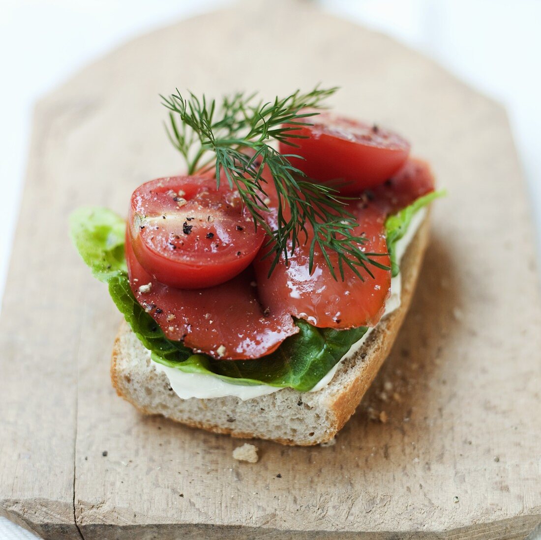 Brot mit Räucherlachs, Tomaten und Dill