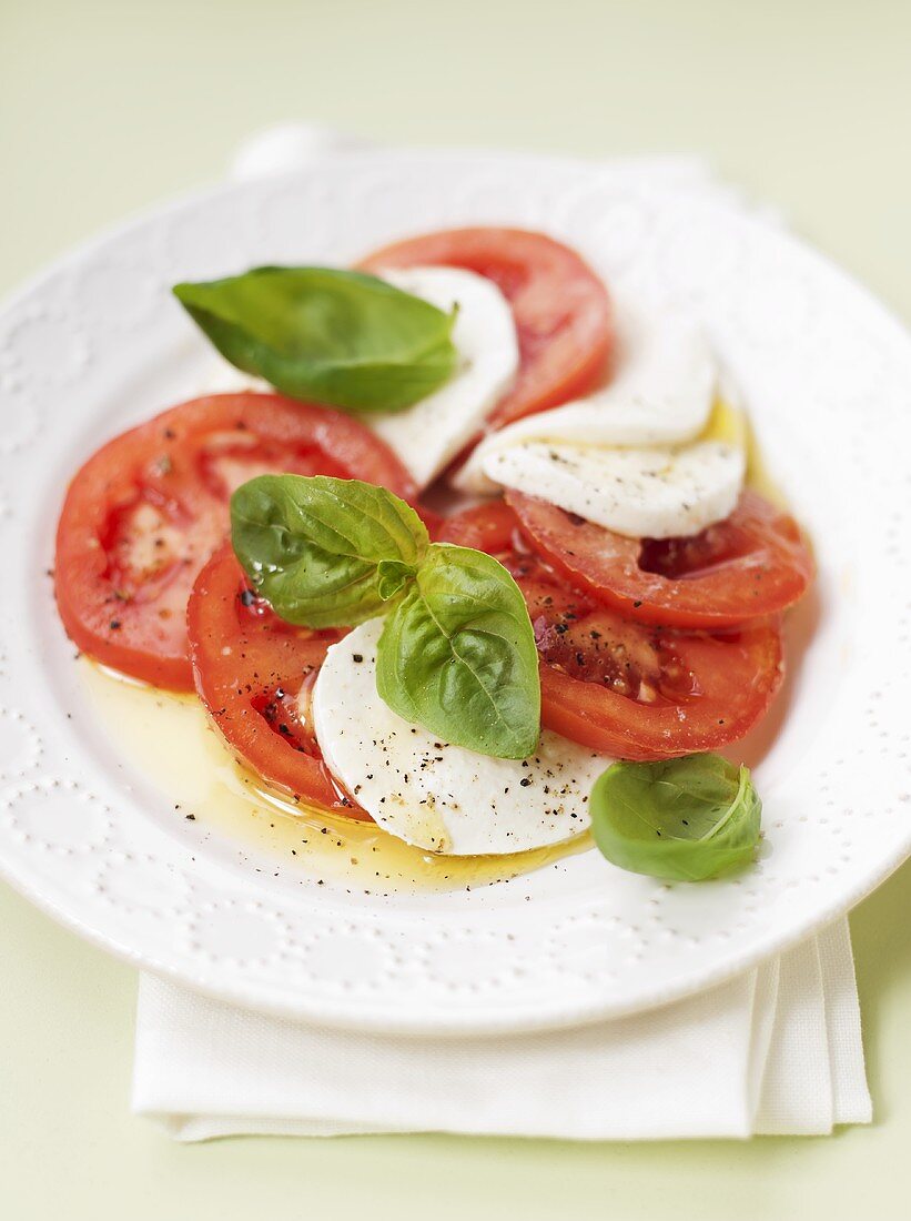 Tomaten mit Mozzarella und Basilikum