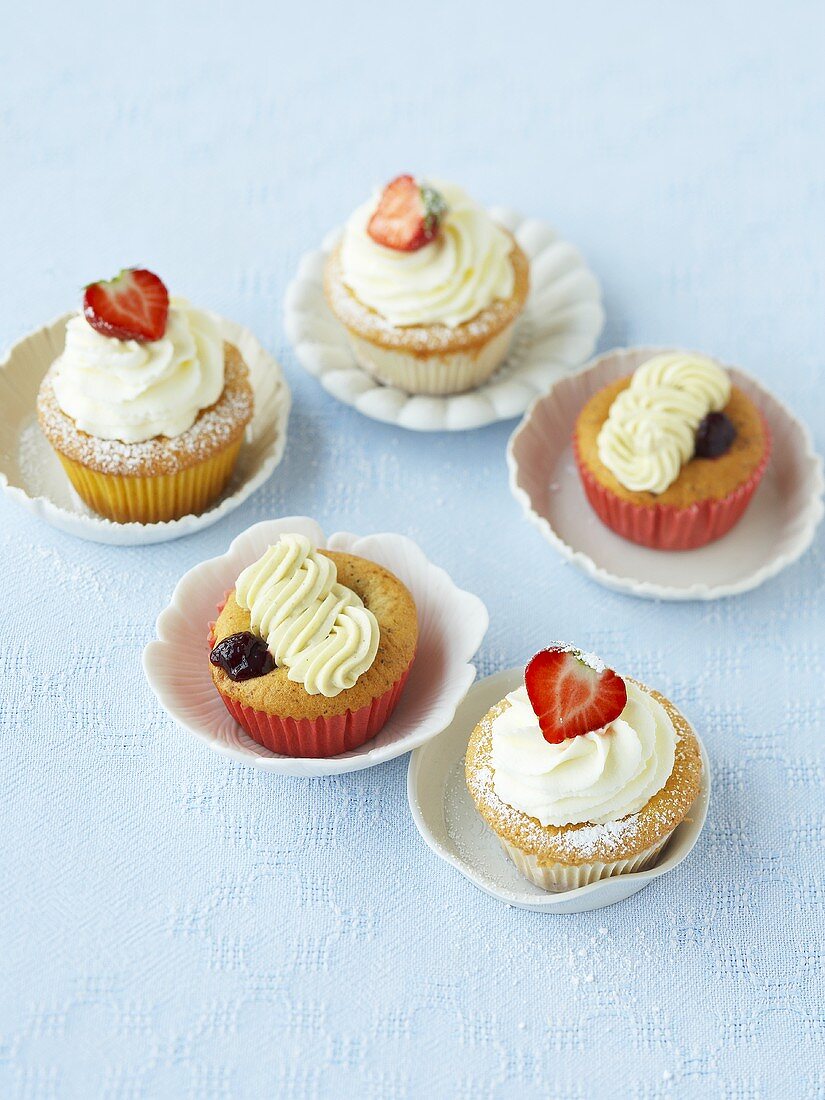 Vulkan-Cupcakes mit Sauerkirschen und Erdbeer-Cupcakes