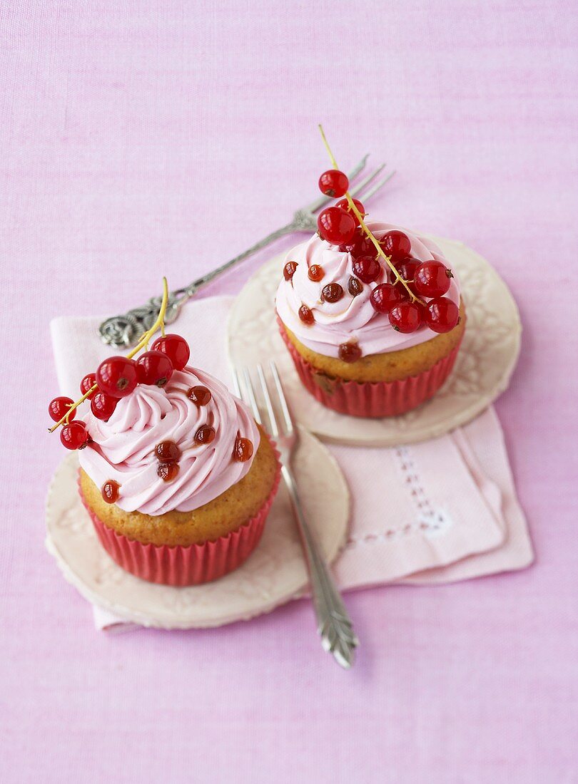 Redcurrant cupcakes with caramel pearls