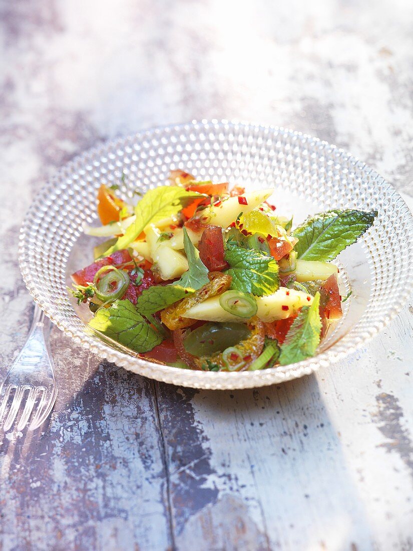 Süß-scharfer Salat von Senffrüchten und Mango