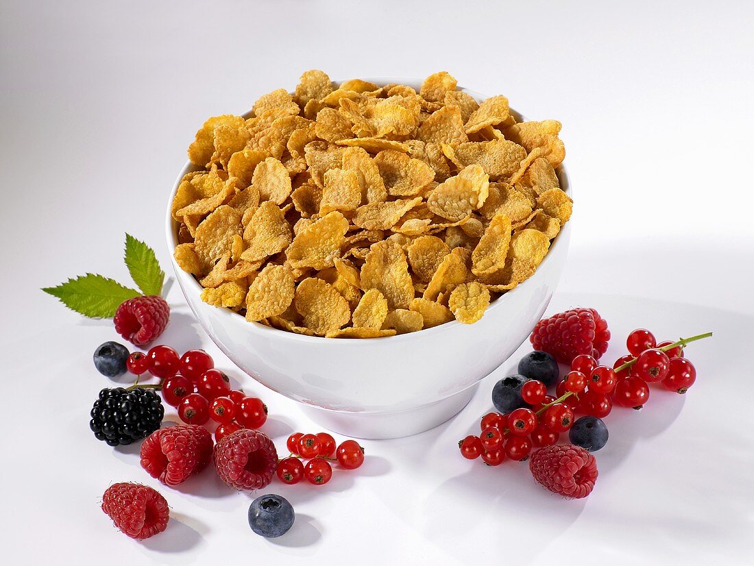 Cornflakes und frische Beeren