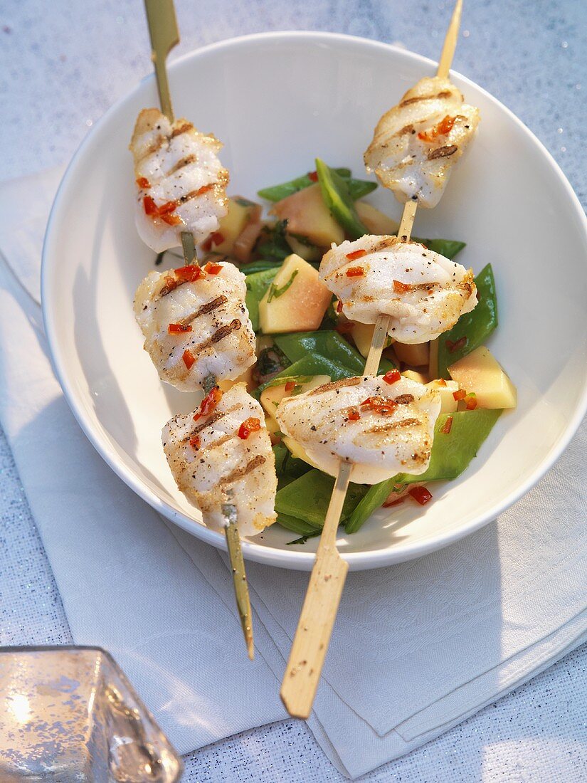 Seeteufel-Sates mit Papaya-Zuckerschoten-Salat