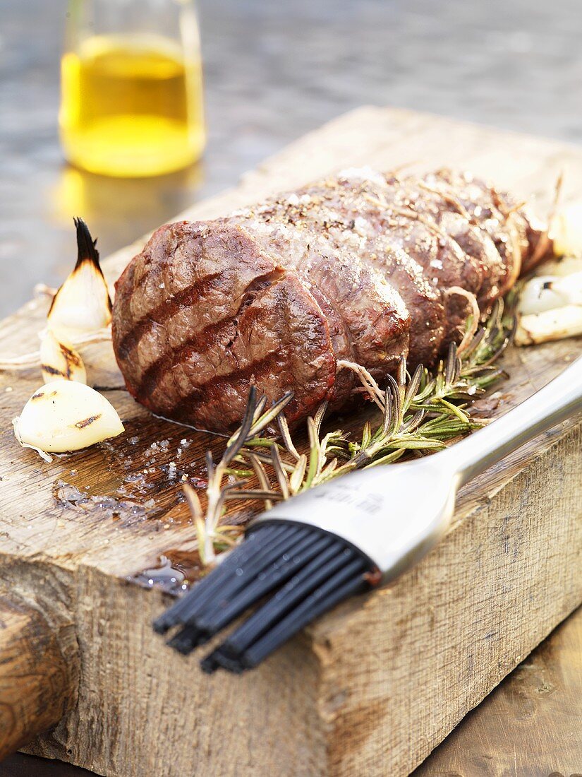 Gegrilltes Rinderfilet mit Rosmarin und Knoblauch