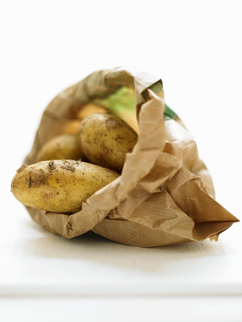 Kartoffeln in Papiertüte