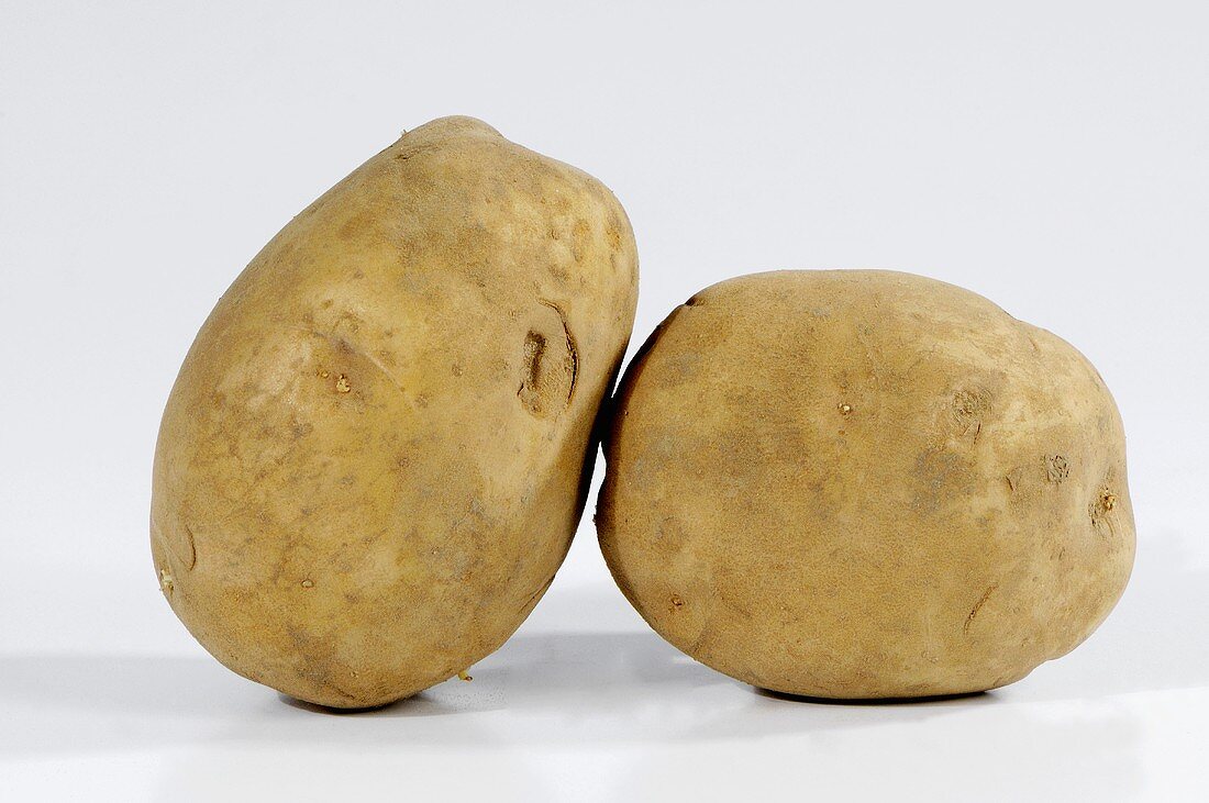 Two potatoes (variety 'Auralia')