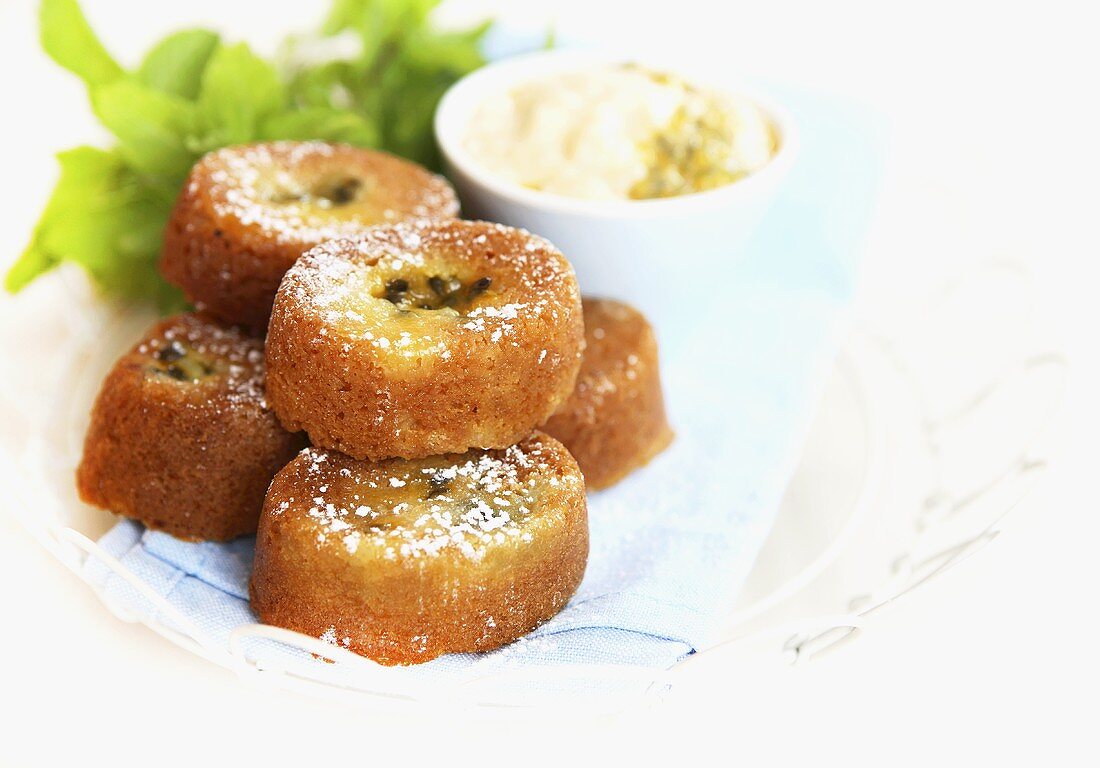 Passionsfrucht-Friands mit Creme