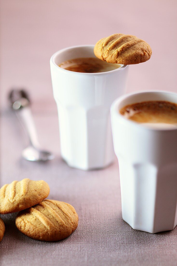 Caffè crema and biscuits