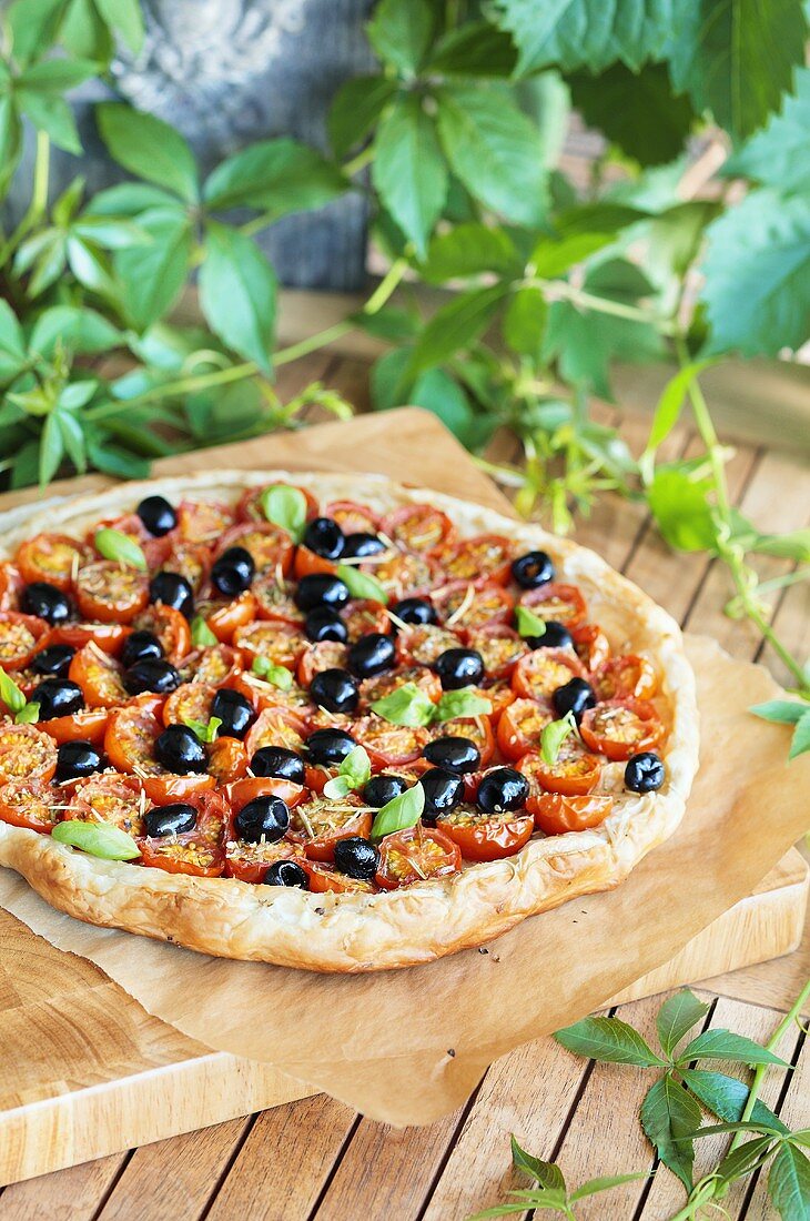 Pizza mit Tomaten, Oliven und Basilikum