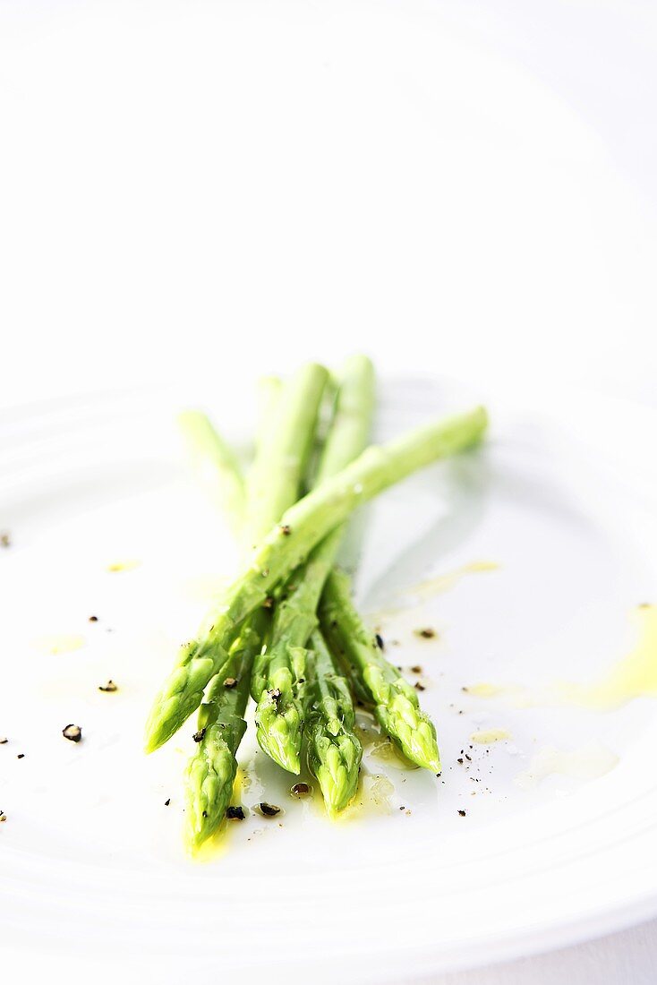 Green asparagus with olive oil and pepper