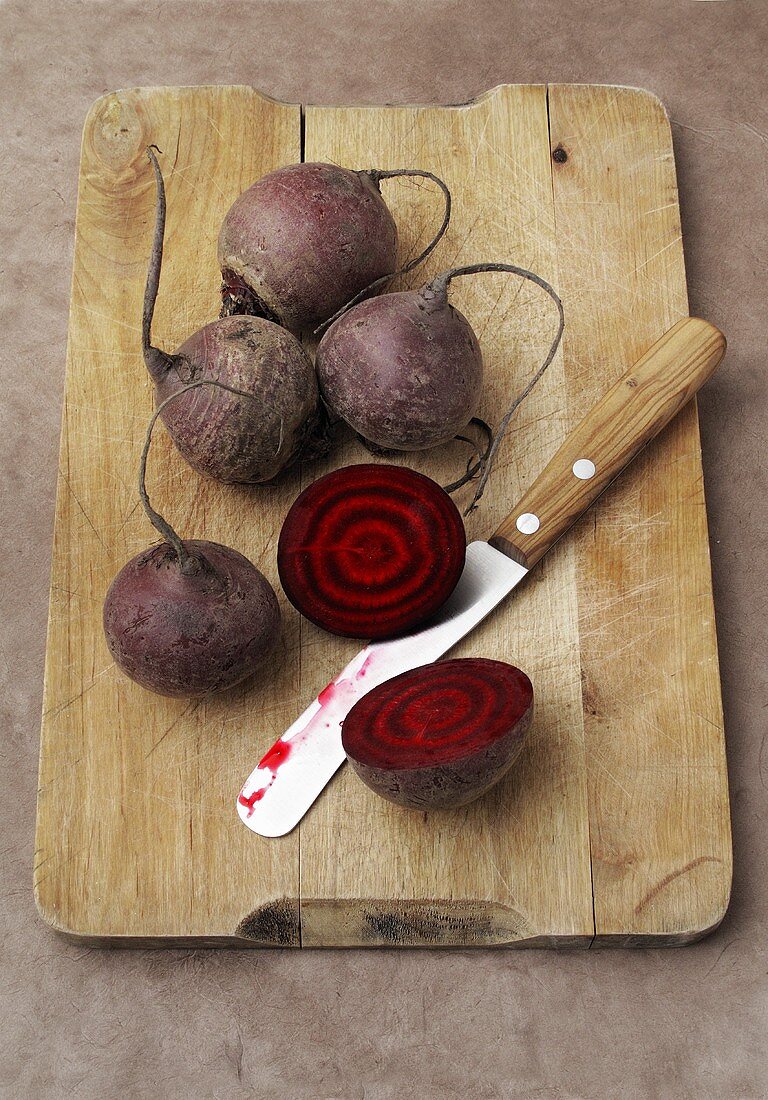 Beetroot on chopping board with knife