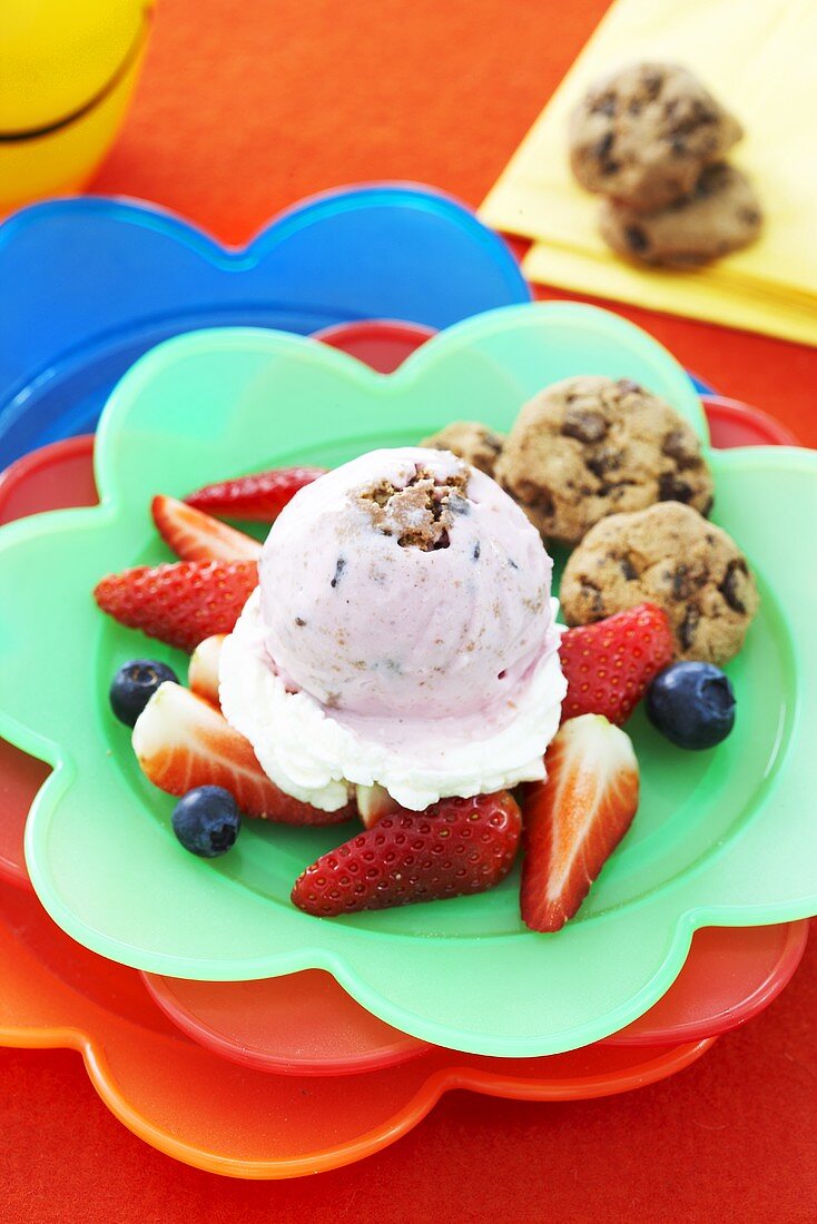 Strawberry ice cream with cookies