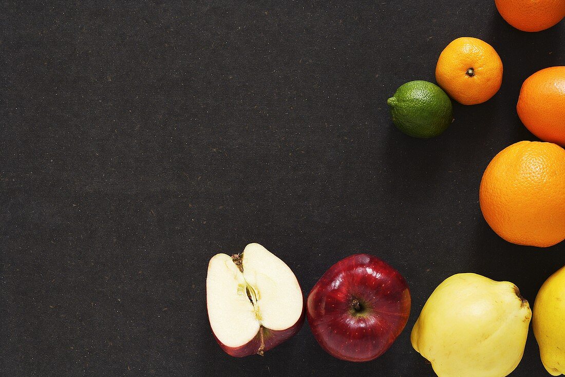 Stillleben mit Äpfeln, Quitten und Zitrusfrüchten