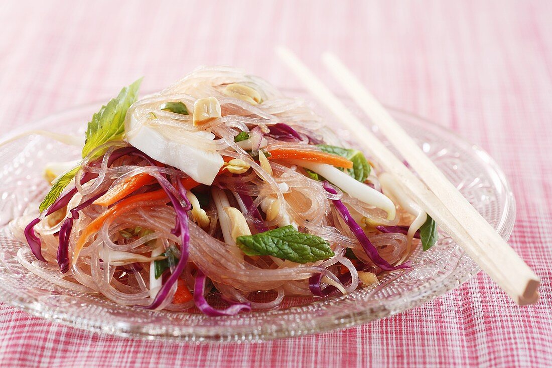 Glasnudelsalat mit Gemüse und Hähnchen (Thailand)