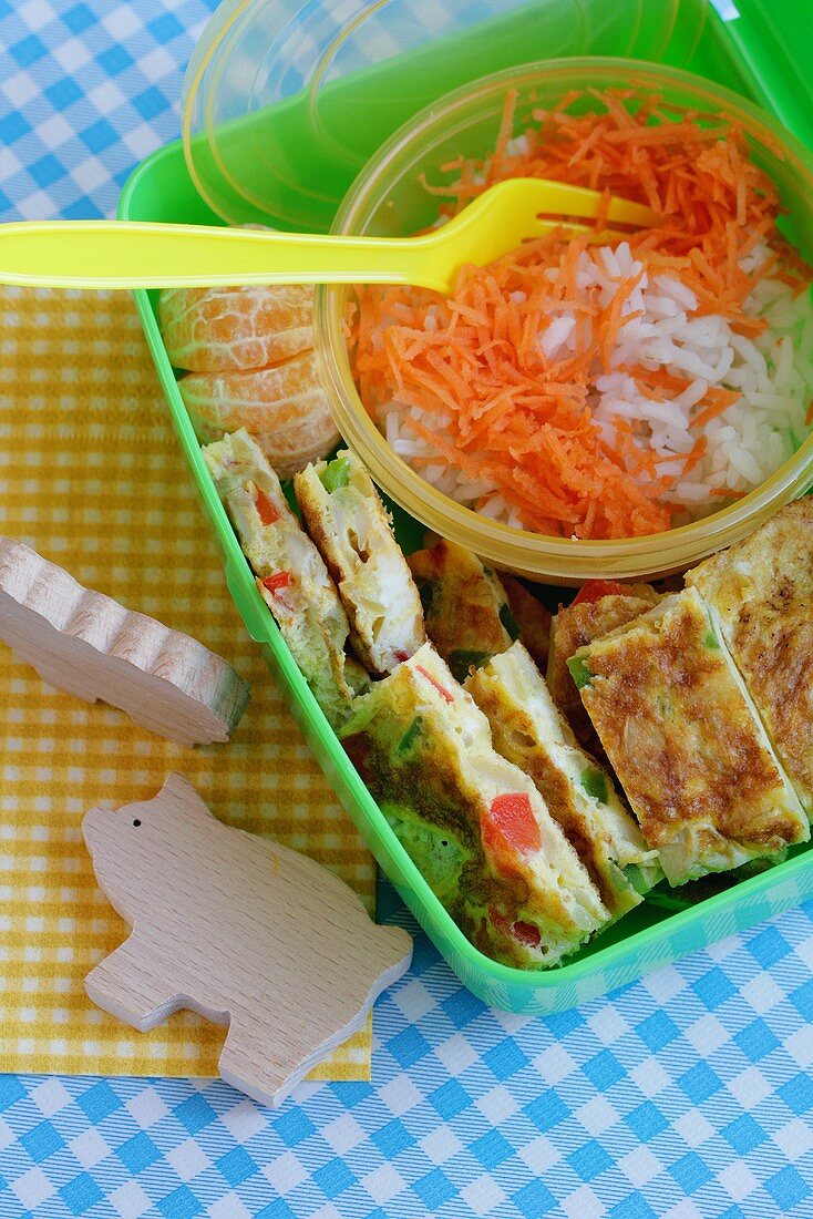 Omelett, Reis mit Möhren und Mandarine in Lunchbox