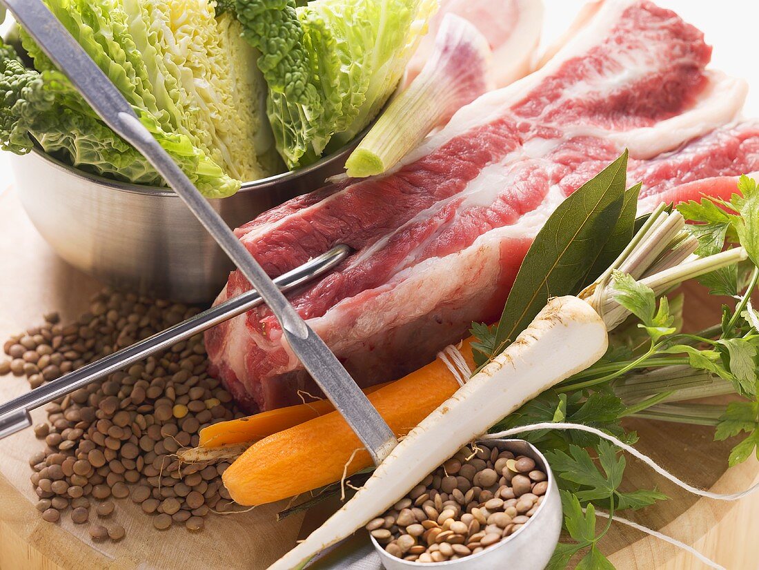 Zutaten für Eintöpfe: Schweinefleisch, Suppengemüse, Linsen und Wirsing