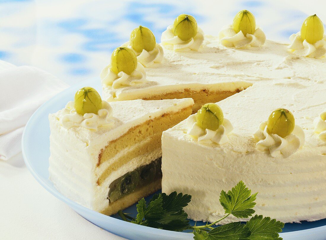 Stachelbeer-Sahne-Torte, angeschnitten – Bilder kaufen – 285081 StockFood