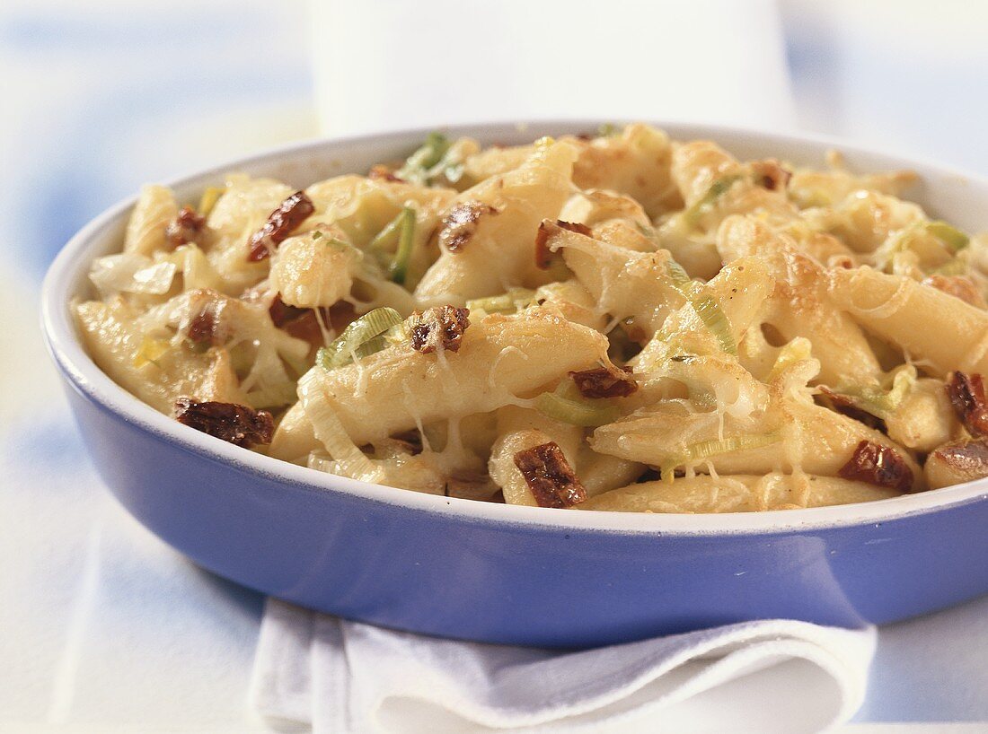 Potato noodle bake with leeks and dried tomatoes