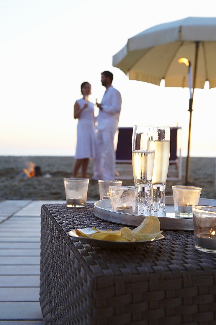 Pärchen am abendlichen Strand