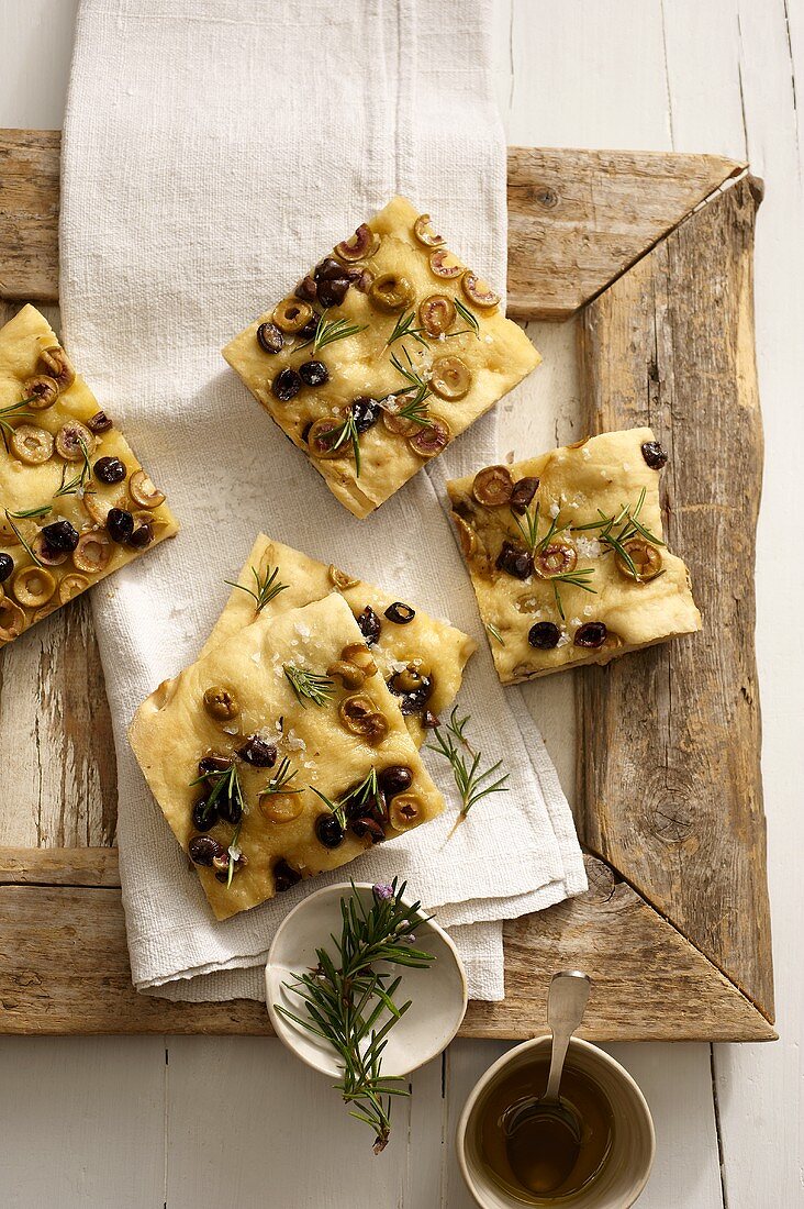 Focaccia con le olive (Brotfladen mit Oliven & Rosmarin)