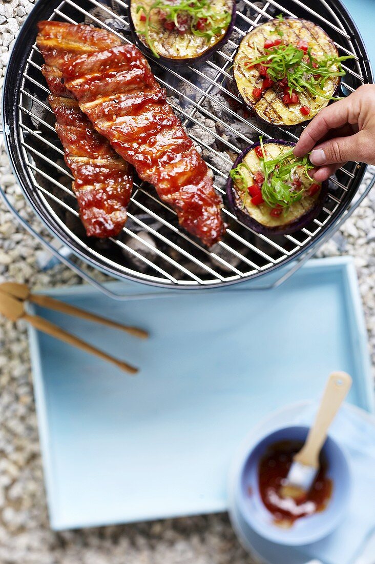 Spareribs und Auberginen auf dem Grill