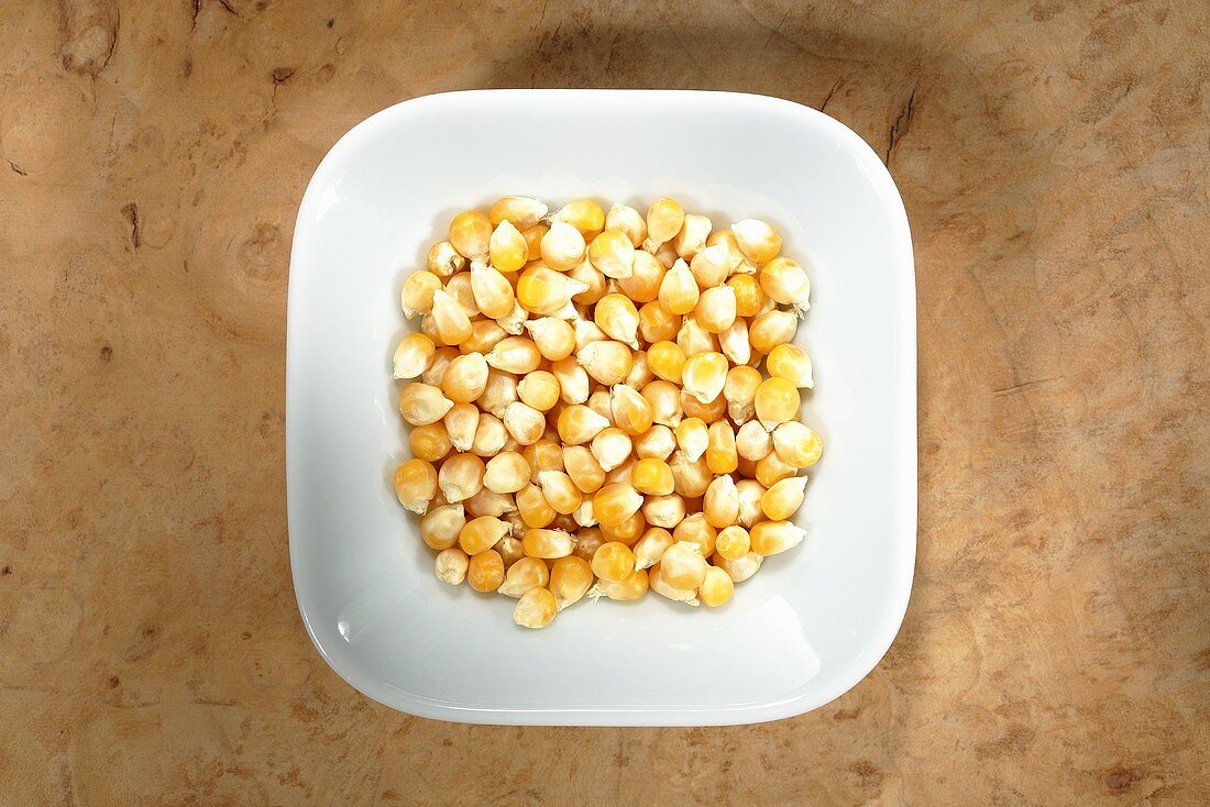 Maiskörner (Popcorn-Mais) in Schale von oben