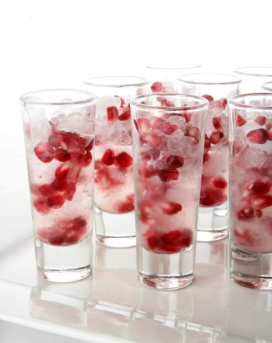 Ruby Vodka Shots (Wodka mit Granatapfelkernen auf Eis)