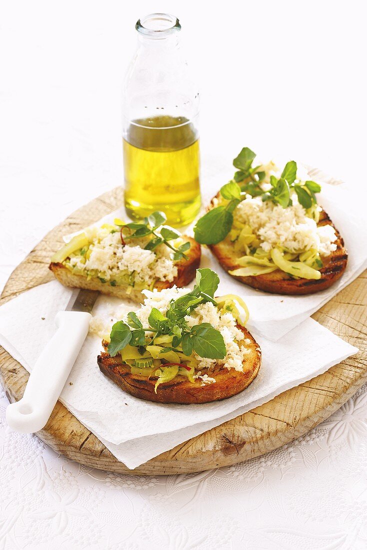 Crostini with crabmeat and fennel