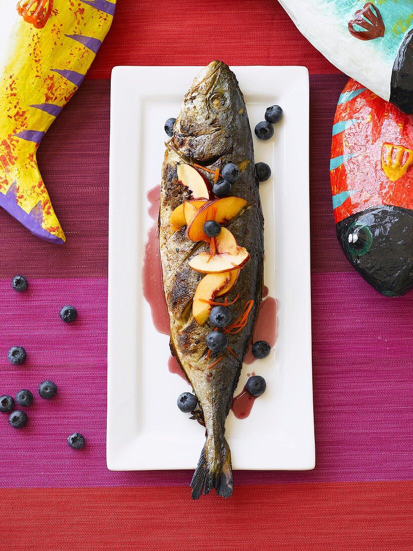 Gegrillter Thunfisch mit Nektarinen, Blaubeeren und Chilisirup