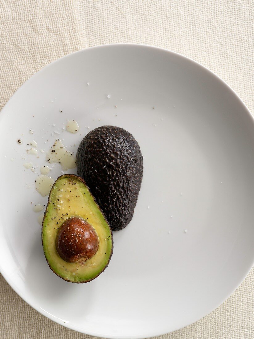 Halbierte Avocado mit Salz und Zitronensaft