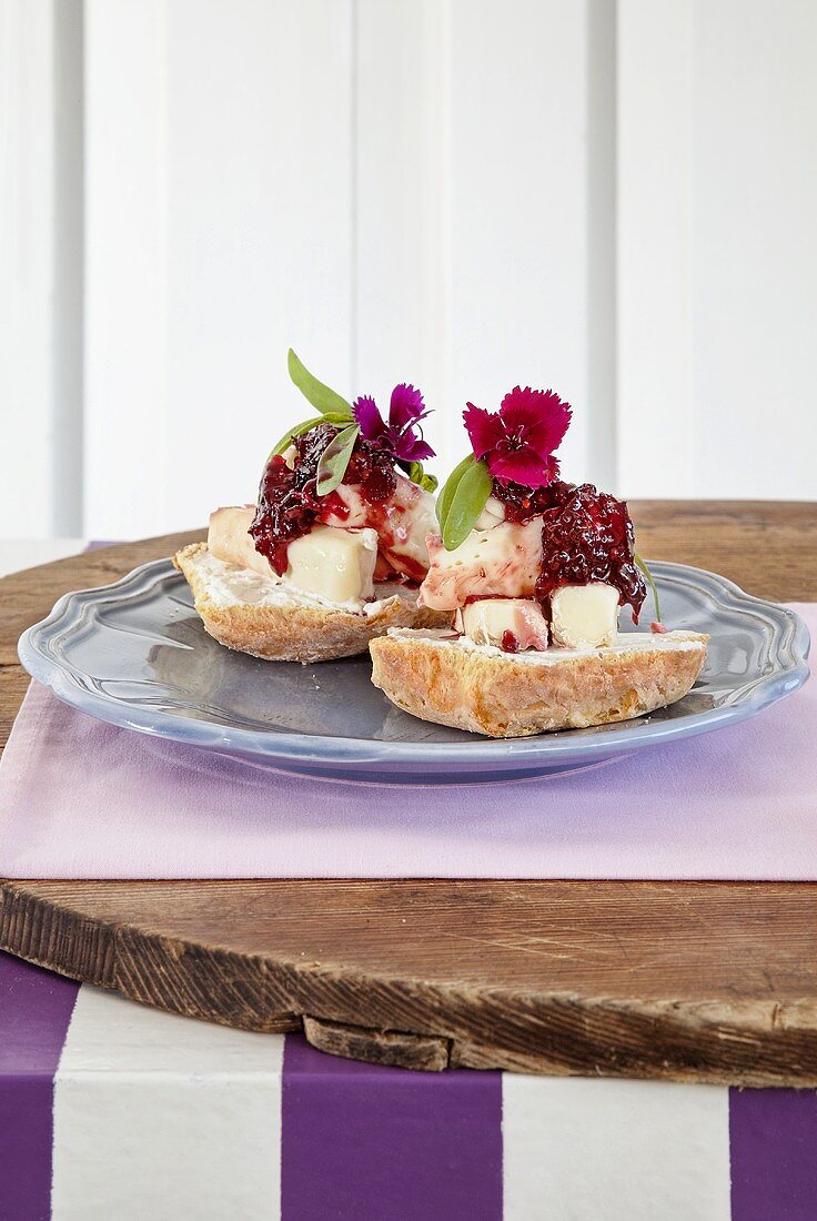 Scones mit drei Käsesorten gebacken, serviert mit Brie und Rote-Bete-Chutney