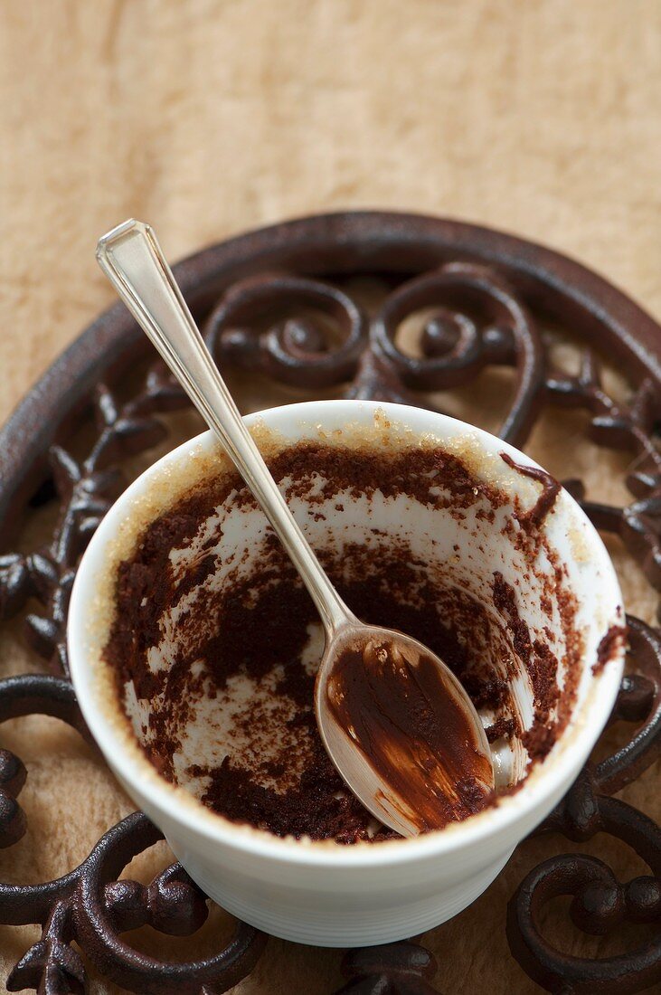 Dessertförmchen mit Resten von Schokoladenpudding