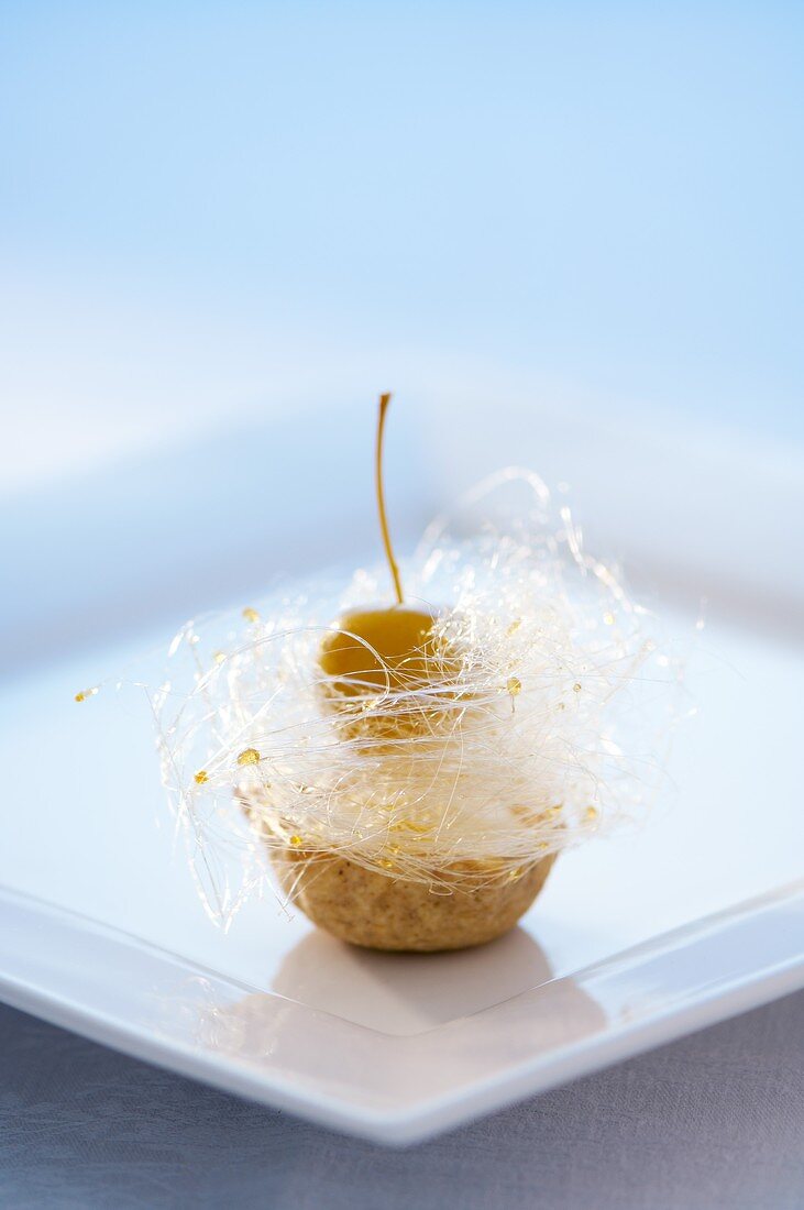Small apple cake with vanilla crème fraîche and spun sugar