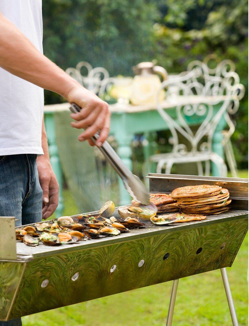 Barbecuing mussels and pita bread