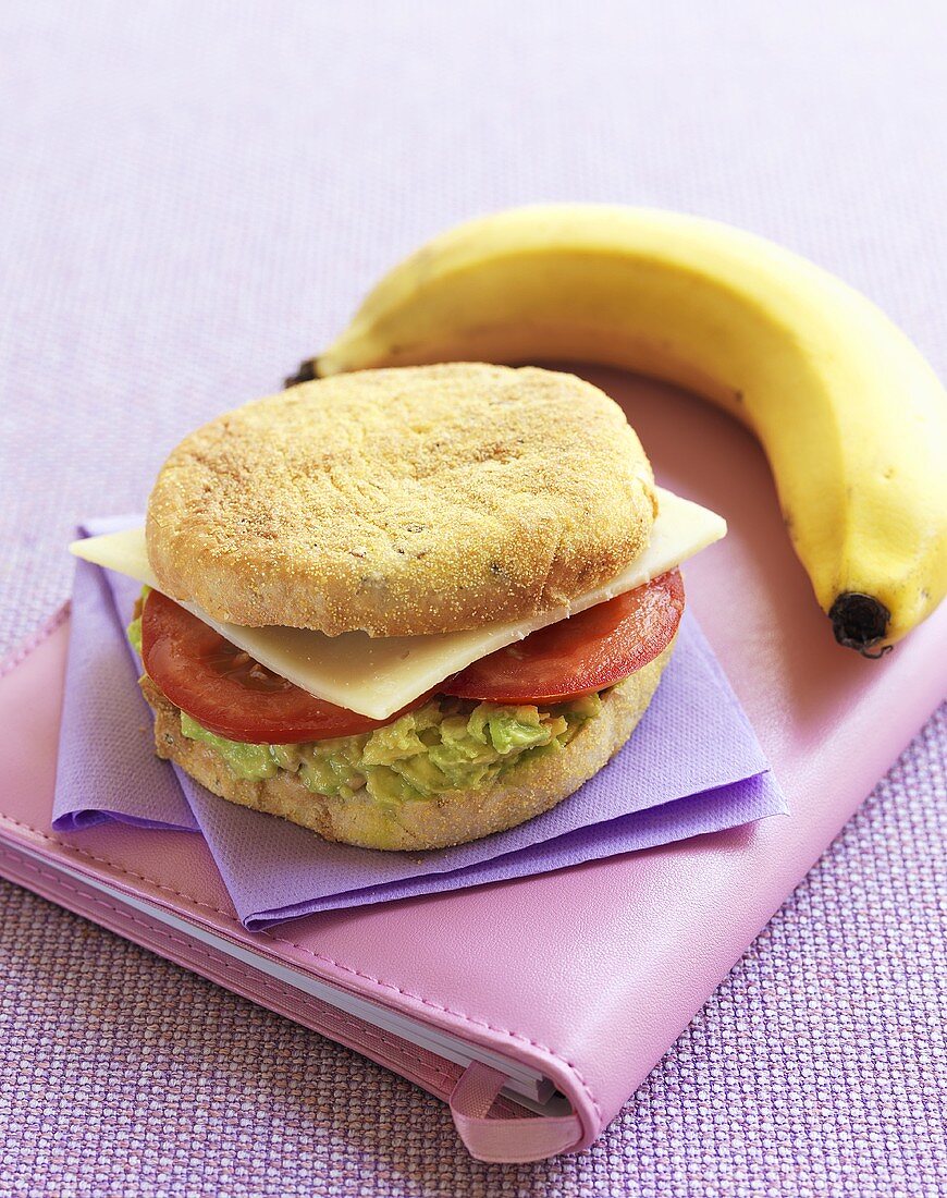 English Muffin mit Avocadosalat und Banane auf Terminkalender