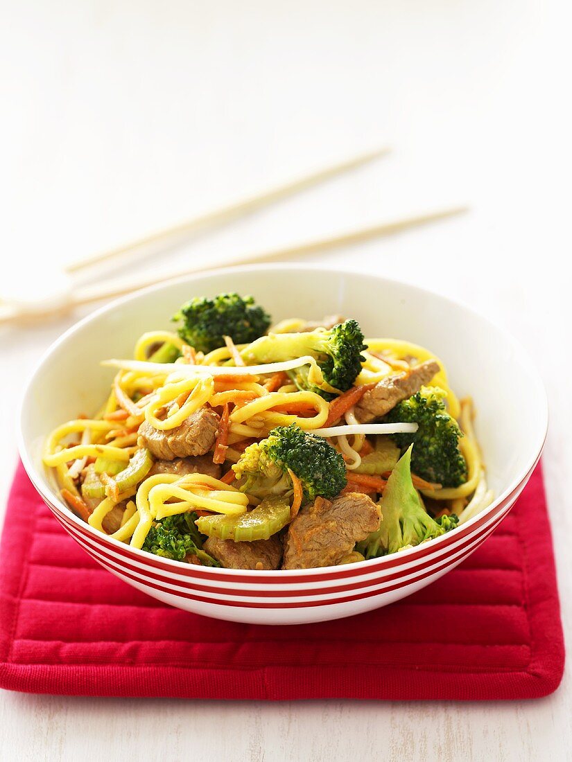 Egg noodles with pork and broccoli (China)