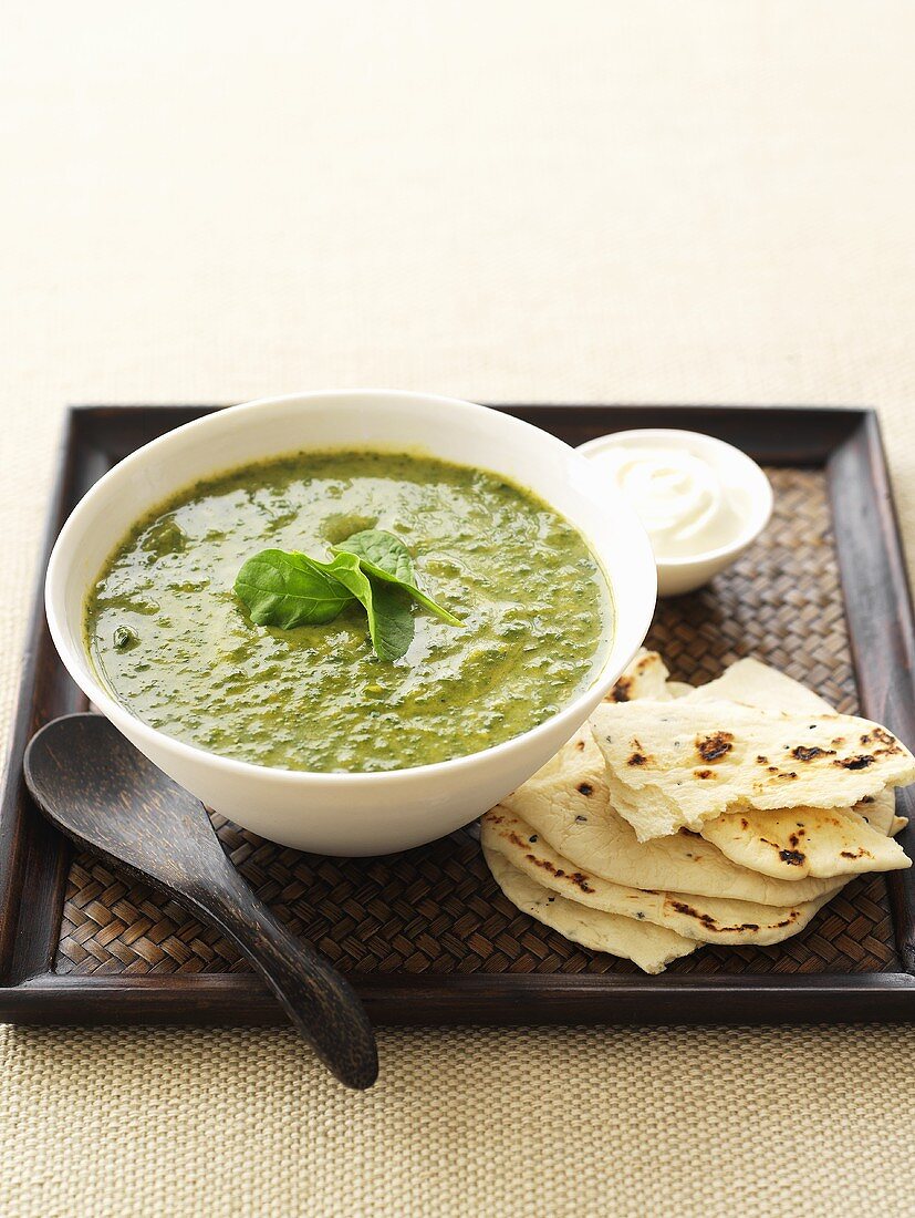 Spinat-Curry-Suppe mit Naan-Brot