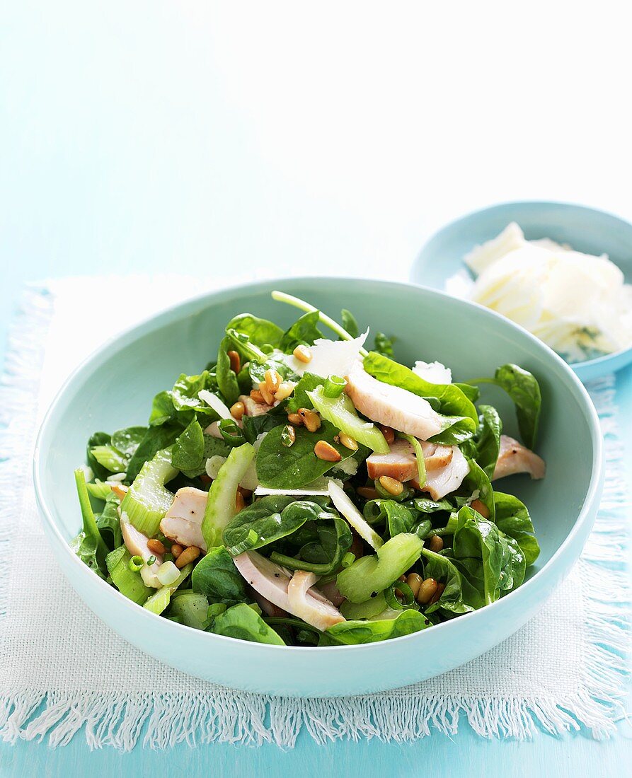 Spinatsalat mit Staudensellerie und Hähnchen