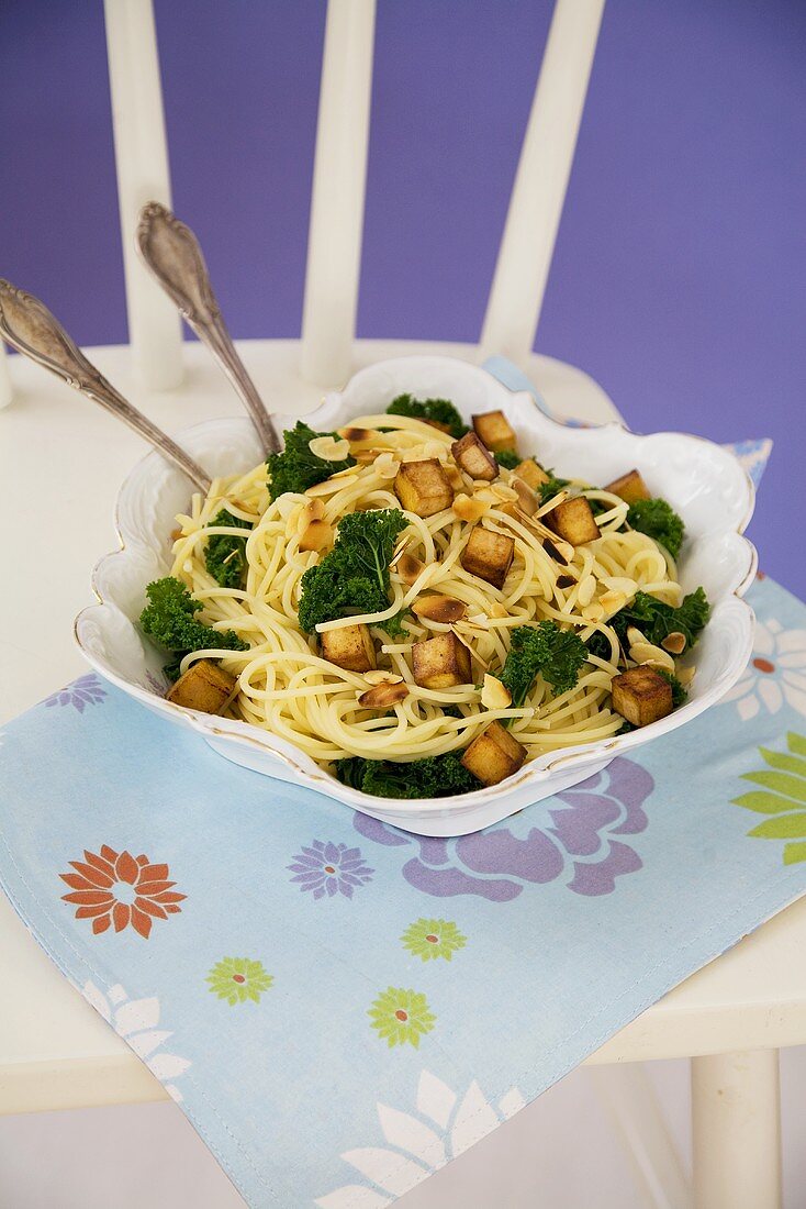 Spaghetti with green cabbage