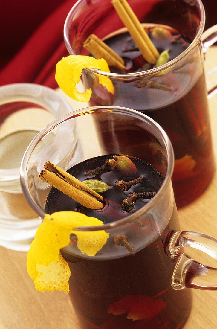 Glögg with spices and lemon peel