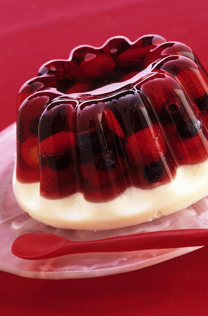 Wine jelly with berries
