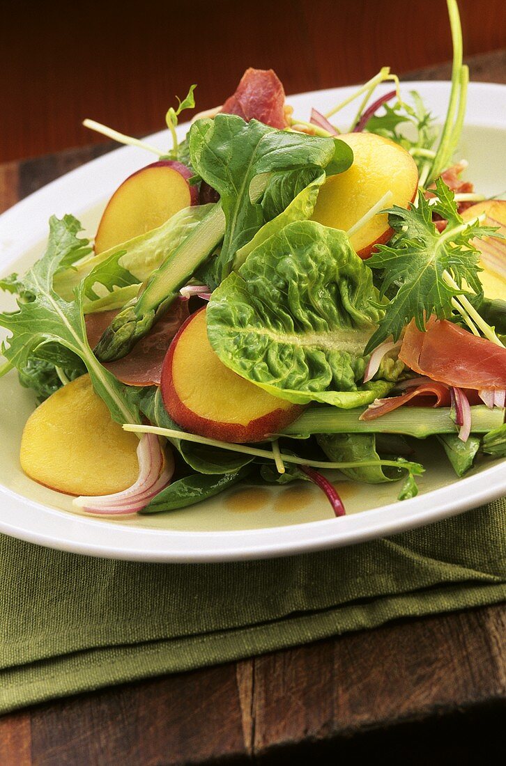 Salad leaves with asparagus and nectarines