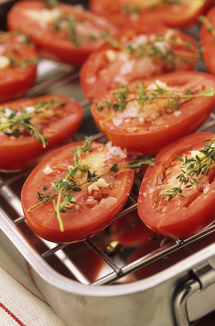 Tomato halves with thyme and garlic