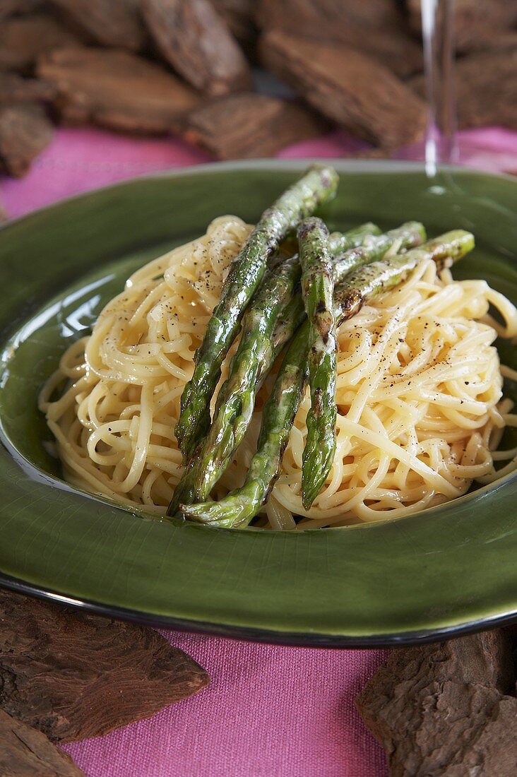 Linguine with grilled green asparagus and lemon dressing
