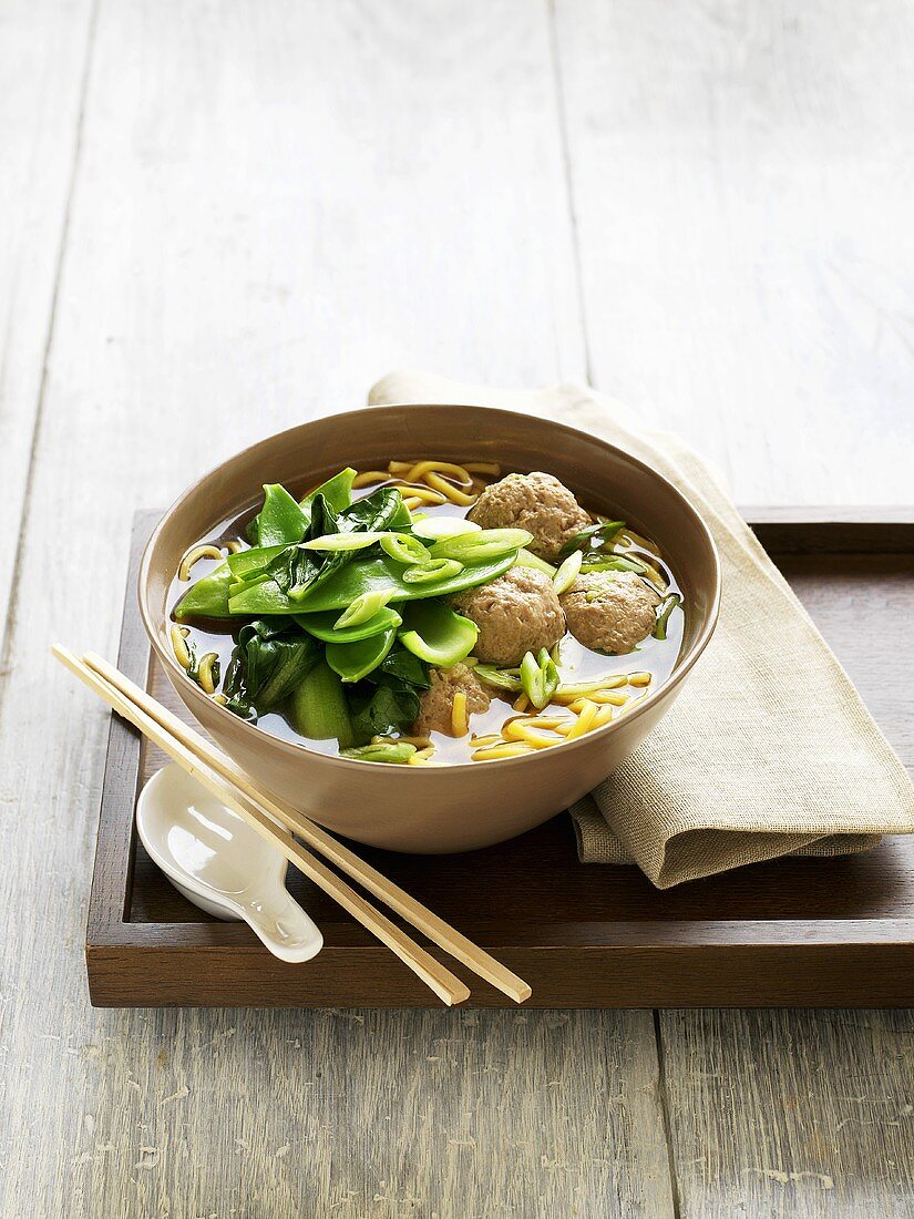 Suppe mit chinesischem Kohl (Pak Choi Sum) und Fleischbällchen
