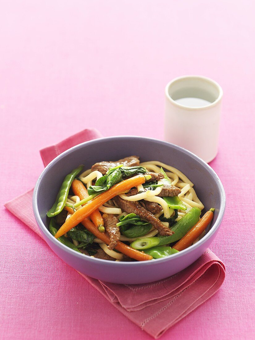 Udon Nudeln mit Rindfleisch und Möhren in Honigmarinade