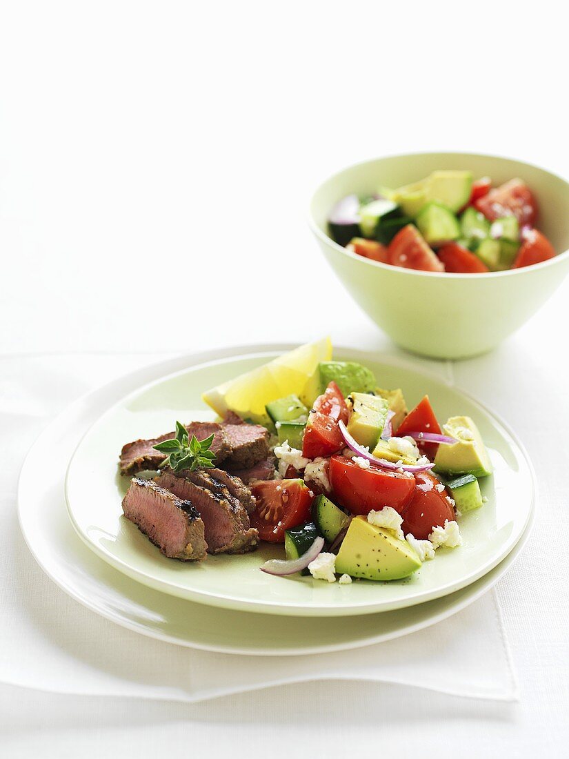 Lammfleisch mit Griechischem Avocado-Salat